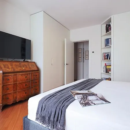 Bright Three Bedroom With Balconies Porta Romana Appartamento *