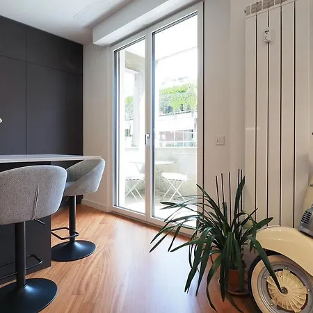 Bright Three Bedroom With Balconies Porta Romana Appartamento