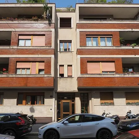 Bright Three Bedroom With Balconies Porta Romana Appartamento