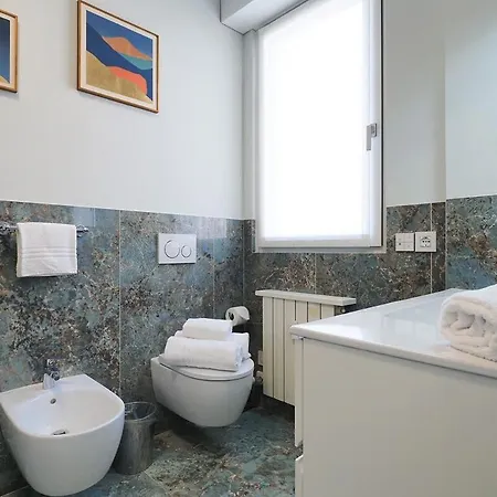 Bright Three Bedroom With Balconies Porta Romana Appartamento