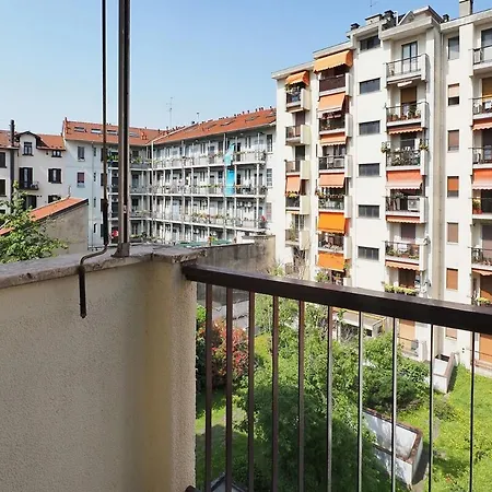 Bright Three Bedroom With Balconies Porta Romana Appartamento